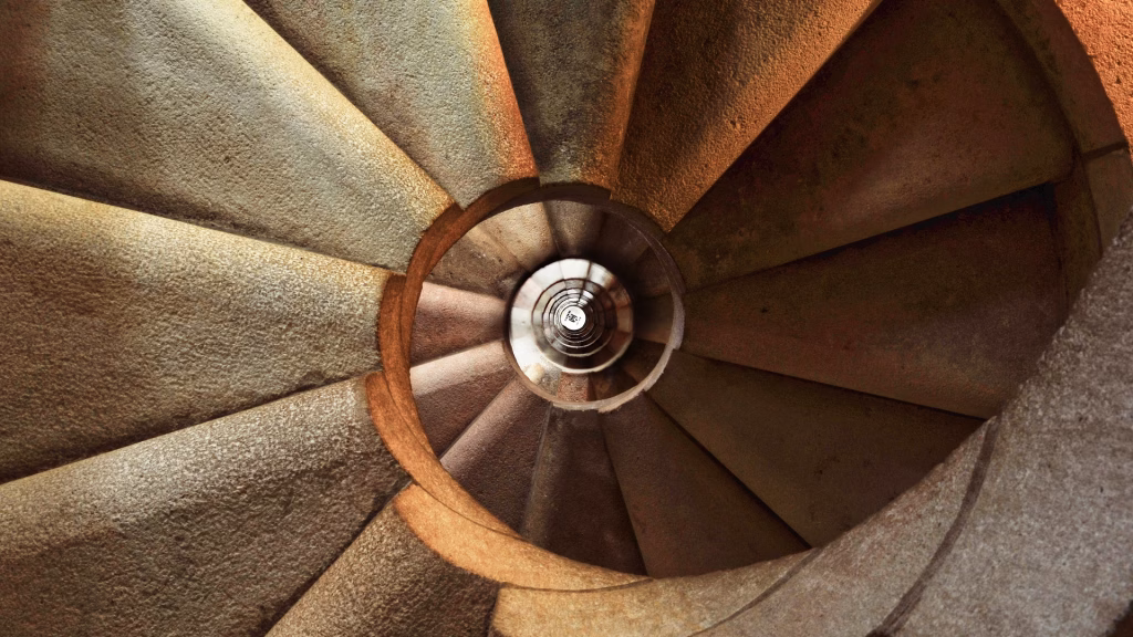 Escalier en spiral pour représenter la définition de l'hypnose Jura